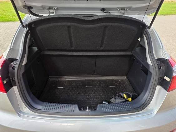 Sølv Kia Rio fra 2016