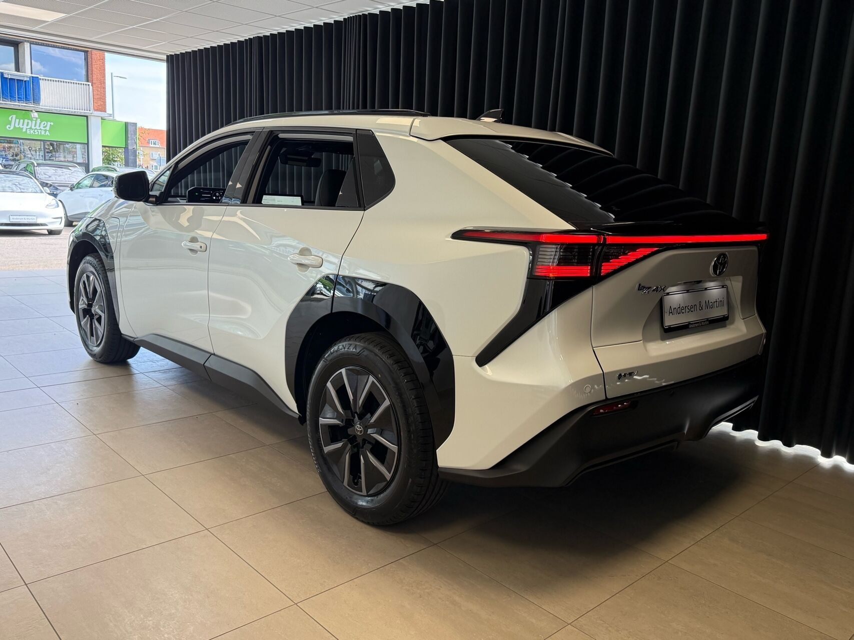 Hvid Toyota BZ4X fra 2026