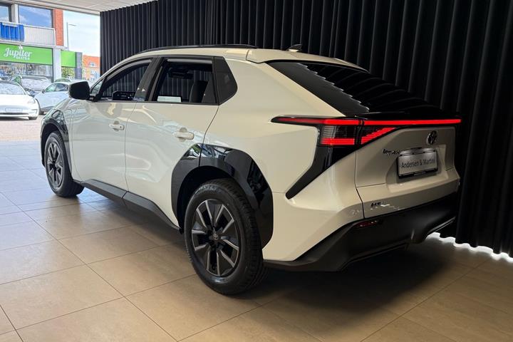 Hvid Toyota BZ4X fra 2026