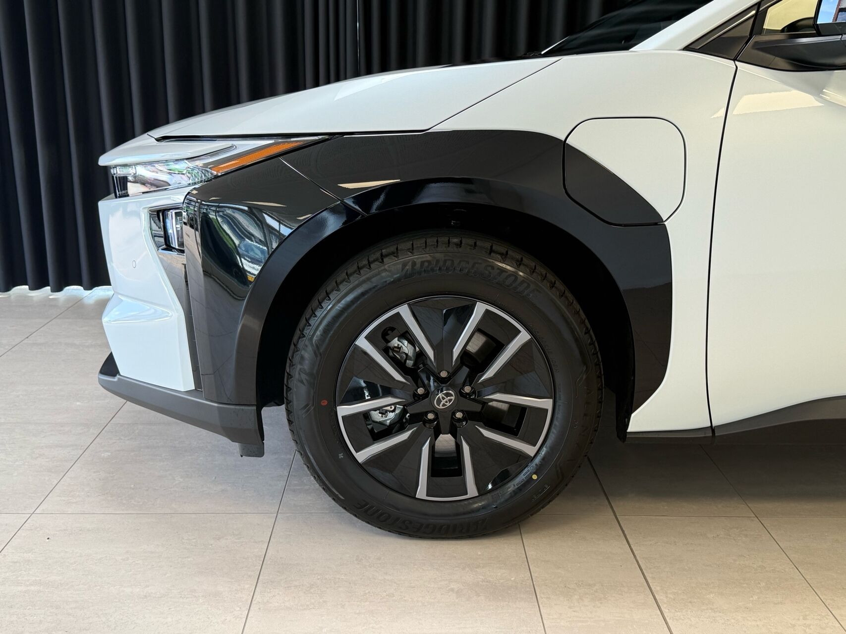 Hvid Toyota BZ4X fra 2026