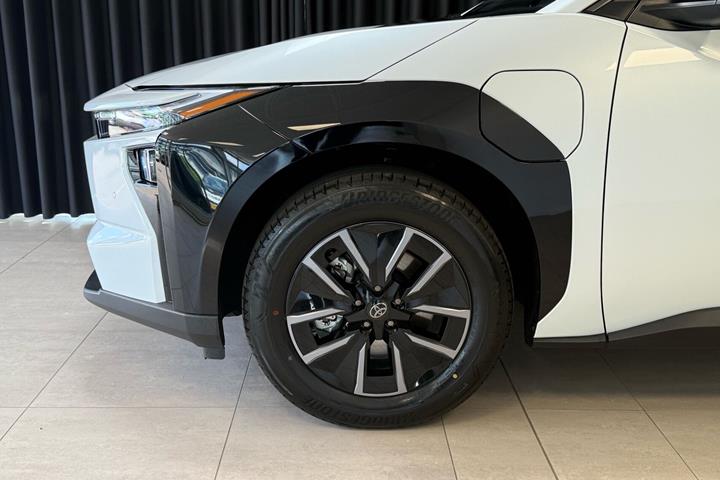 Hvid Toyota BZ4X fra 2026
