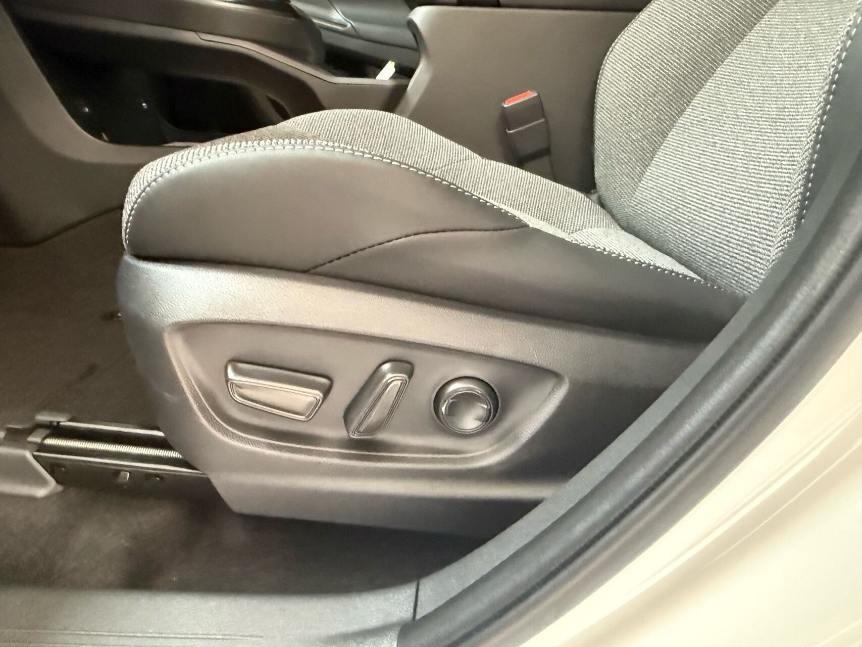Hvid Toyota BZ4X fra 2026
