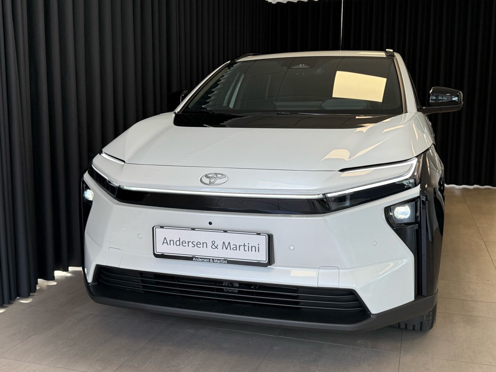 Hvid Toyota BZ4X fra 2026