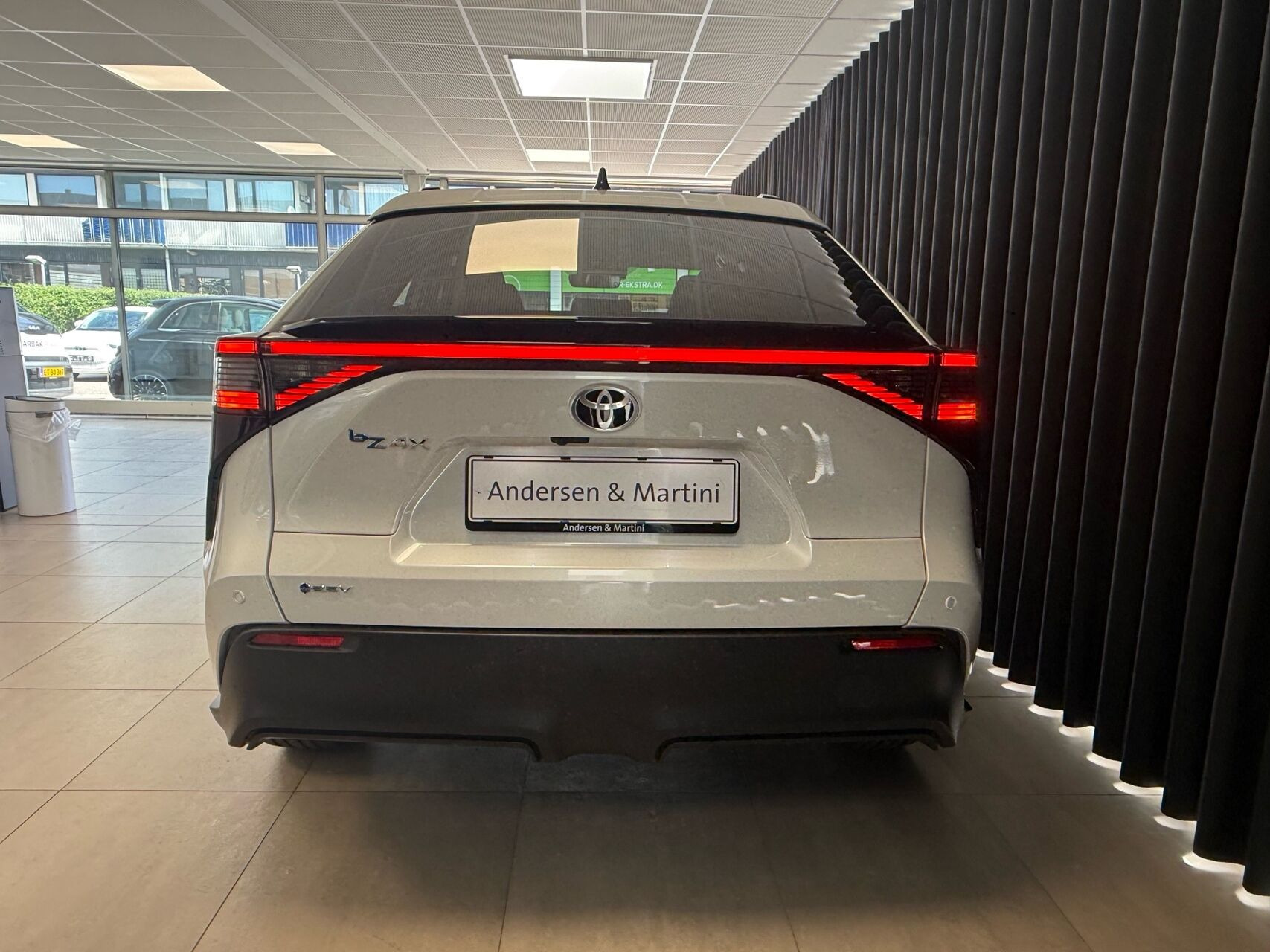 Hvid Toyota BZ4X fra 2026