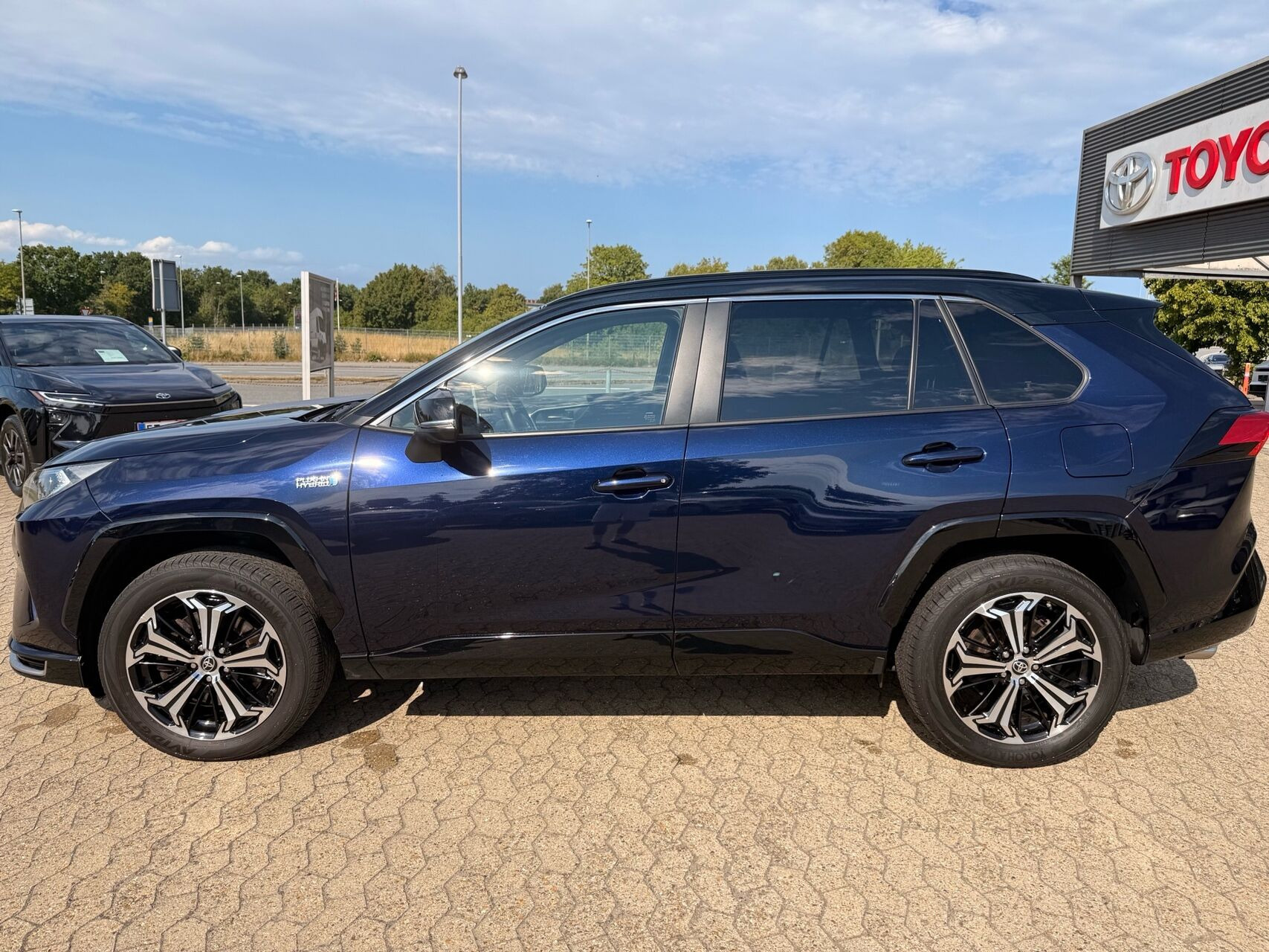 Blå Toyota RAV4 Plug-in fra 2021