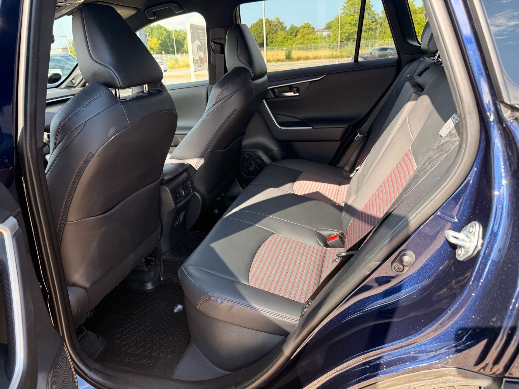 Blå Toyota RAV4 Plug-in fra 2021