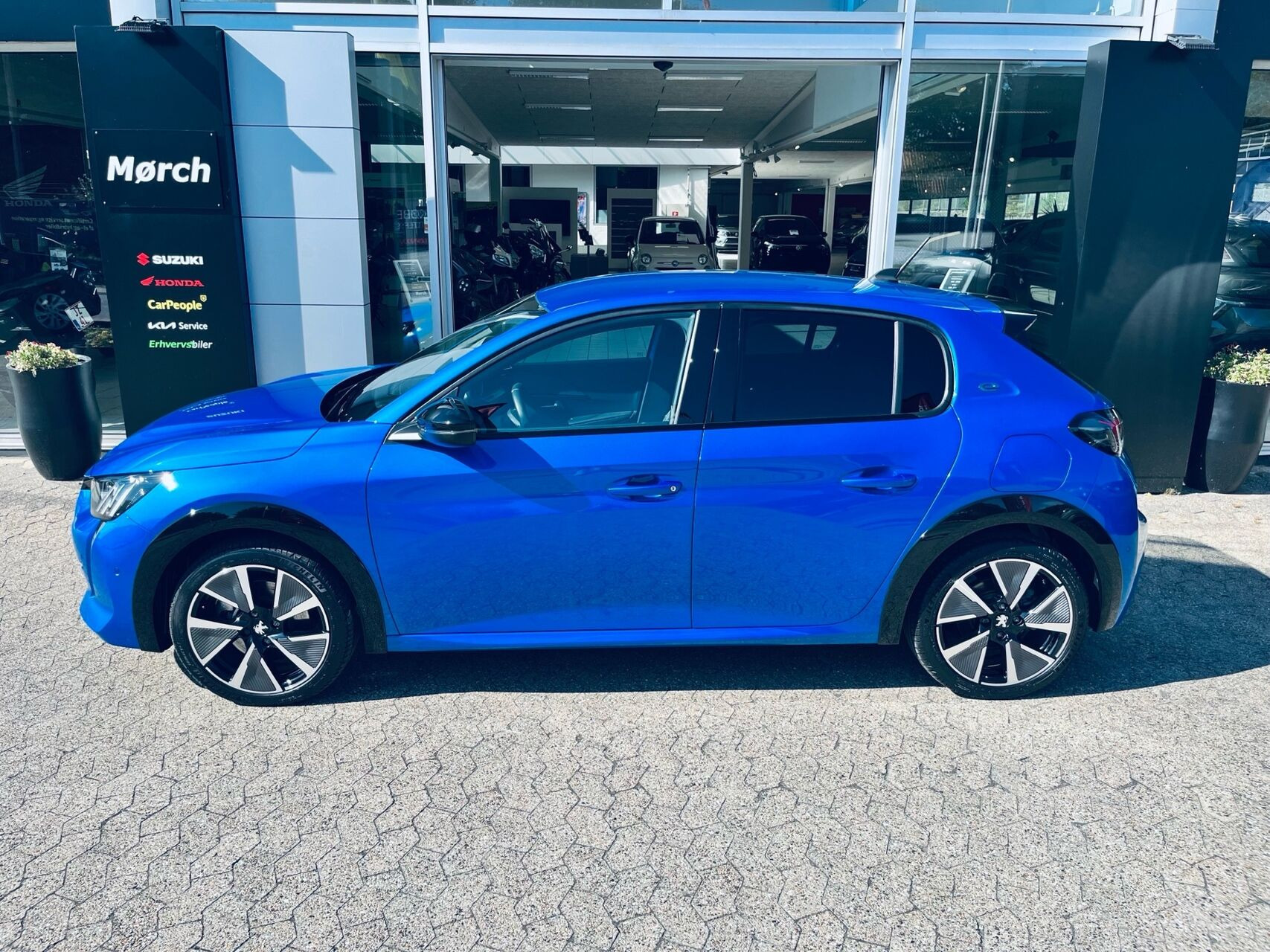 Blå Peugeot e-208 fra 2022