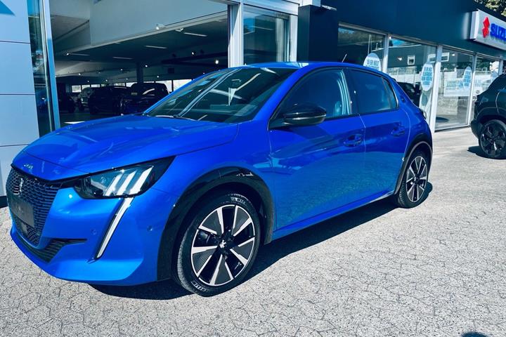 Blå Peugeot e-208 fra 2022 set udefra