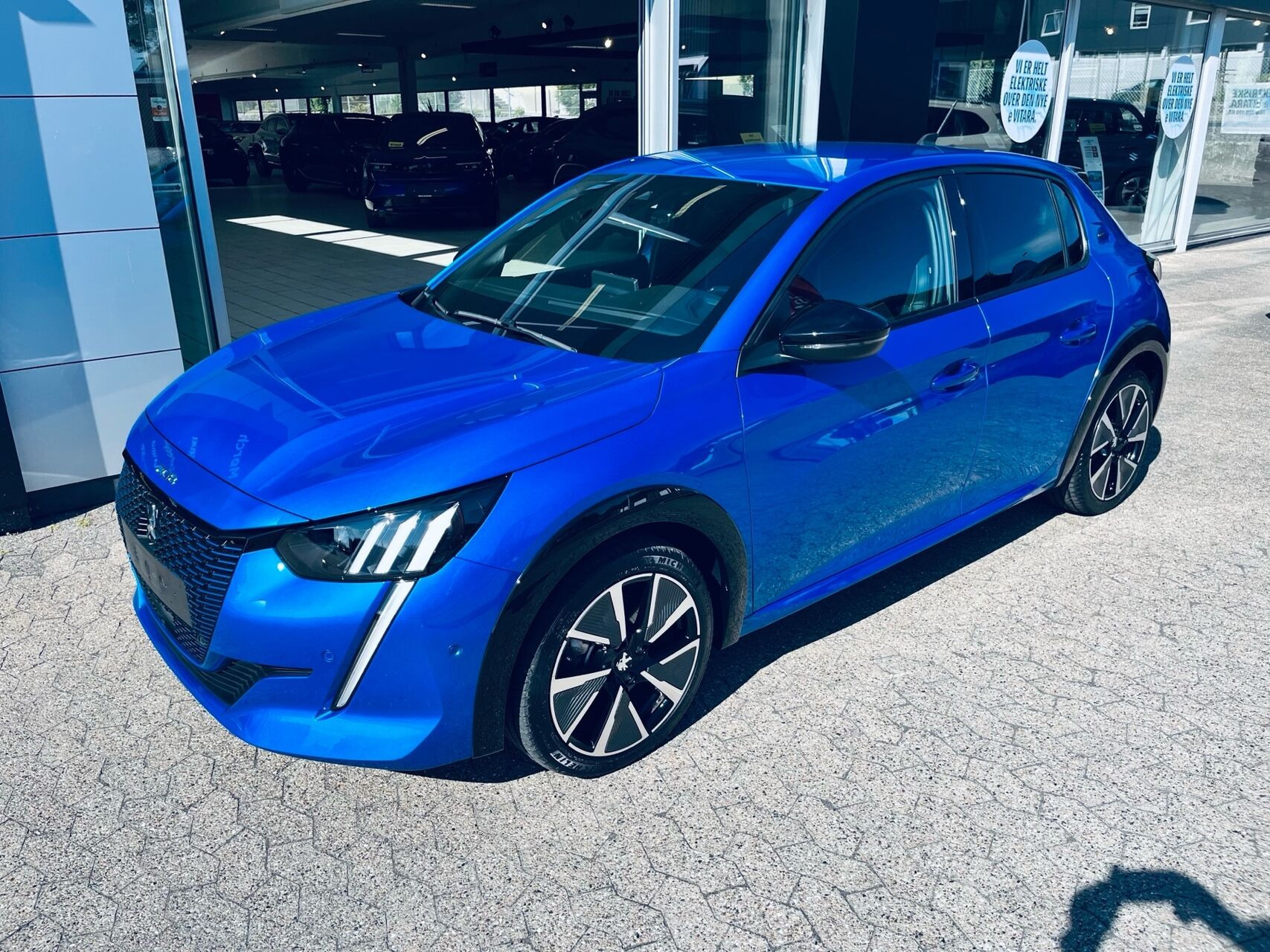 Blå Peugeot e-208 fra 2022