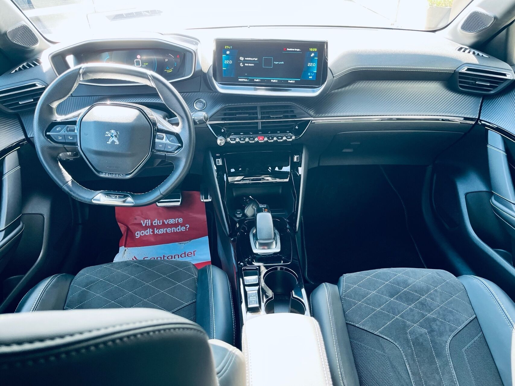 Blå Peugeot e-208 fra 2022