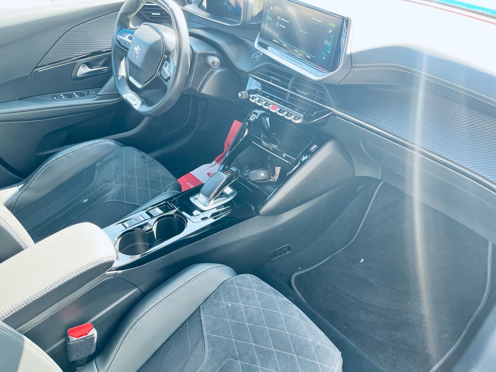 Blå Peugeot e-208 fra 2022