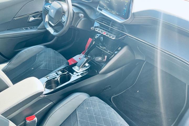 Blå Peugeot e-208 fra 2022
