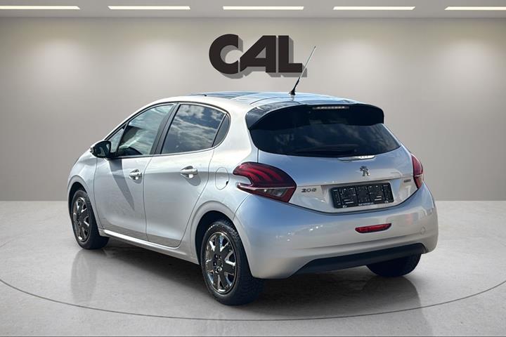 Grå Peugeot 208 fra 2016