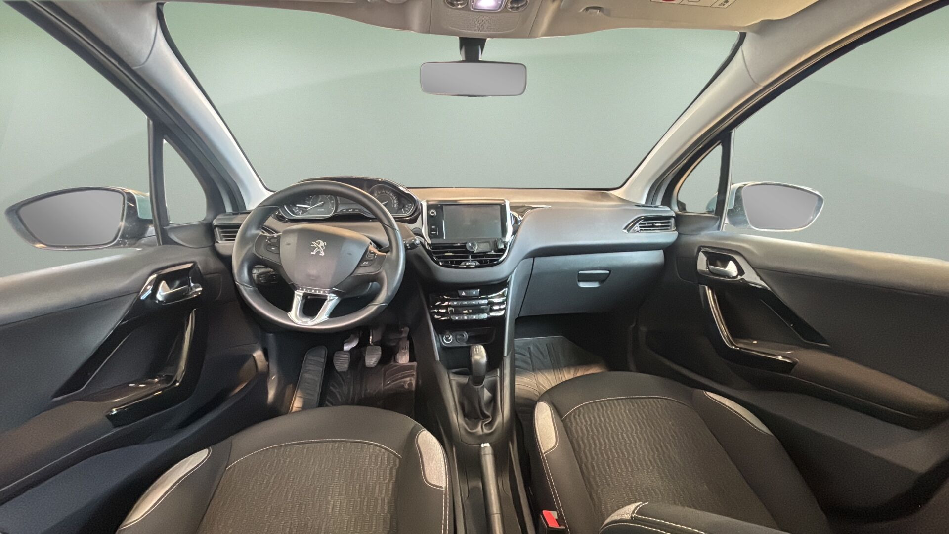 Grå Peugeot 208 fra 2016