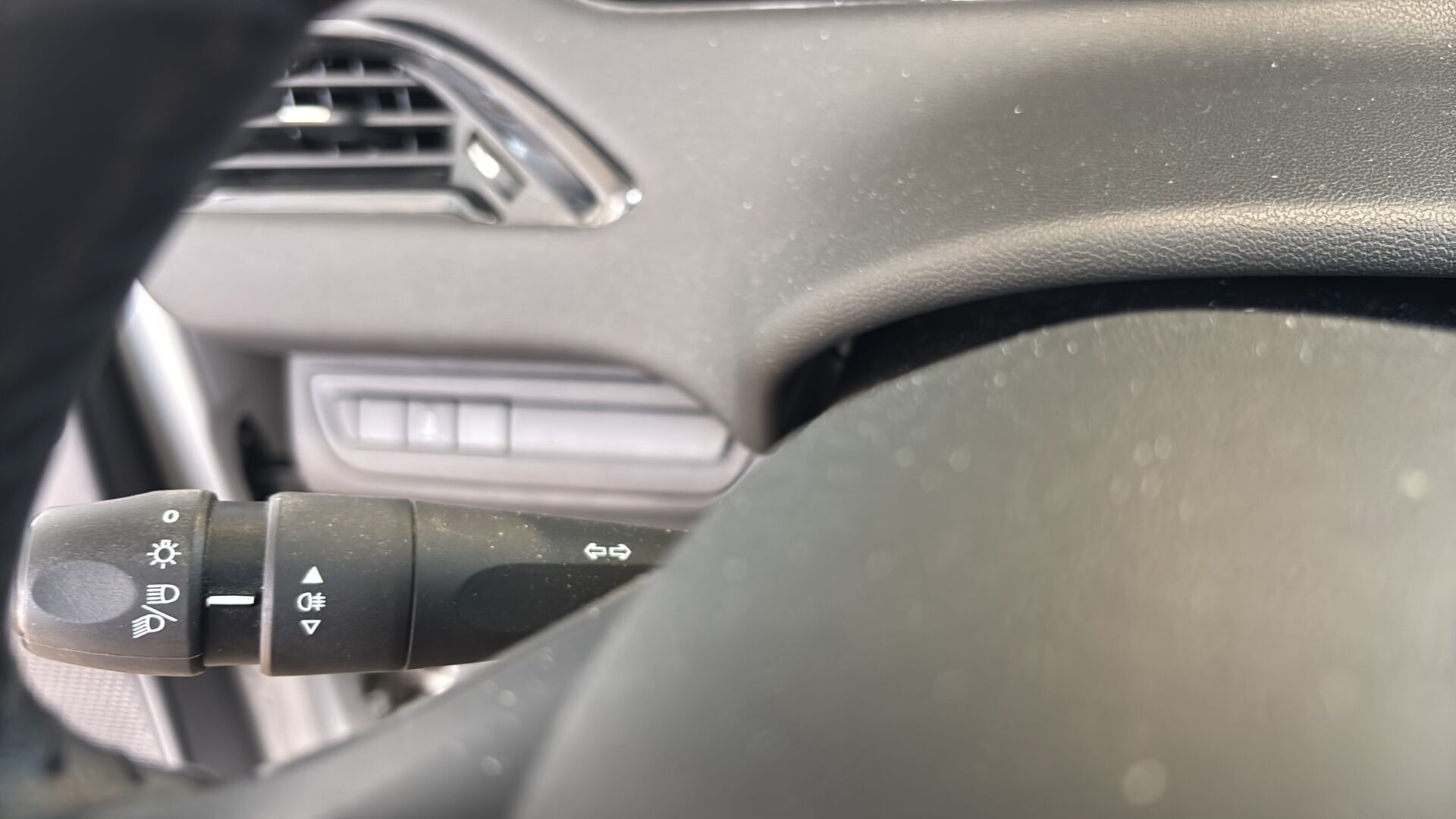 Grå Peugeot 208 fra 2016