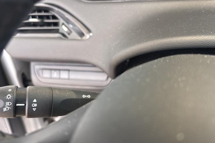 Grå Peugeot 208 fra 2016