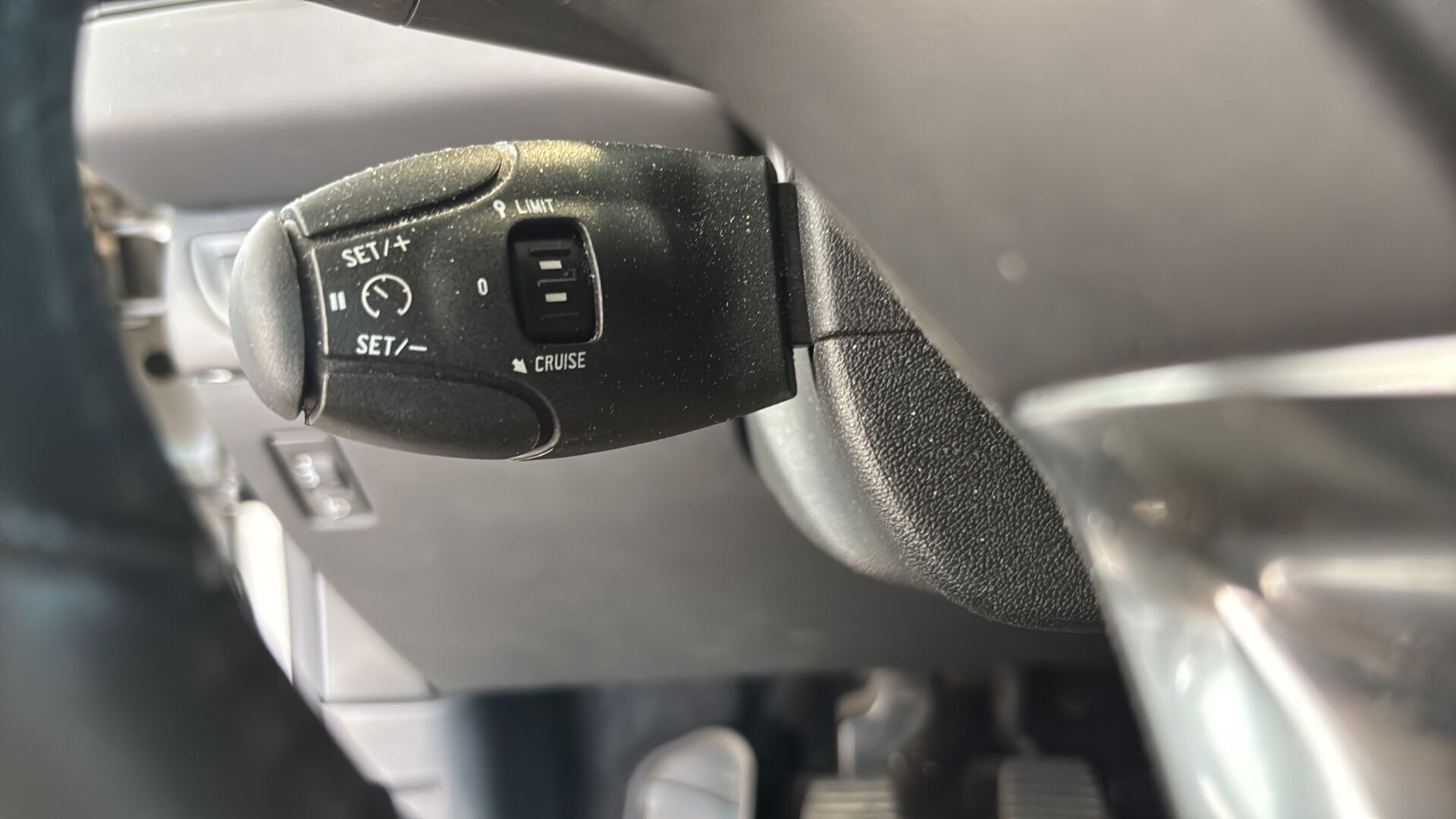Grå Peugeot 208 fra 2016