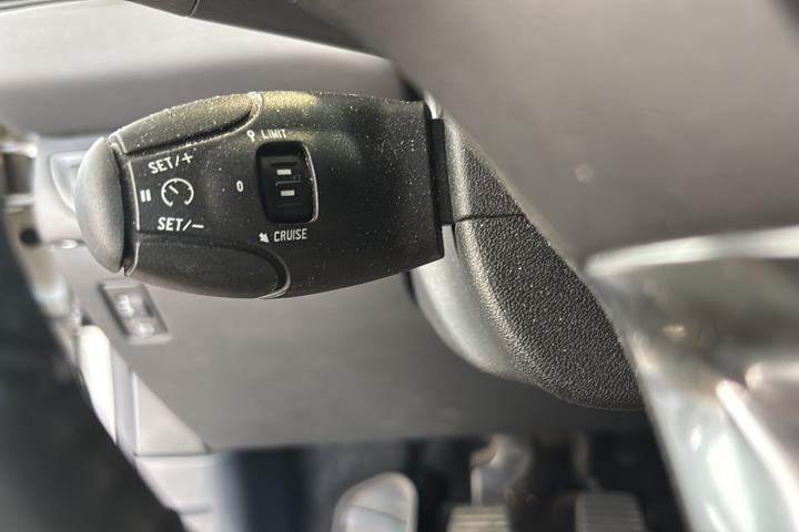 Grå Peugeot 208 fra 2016
