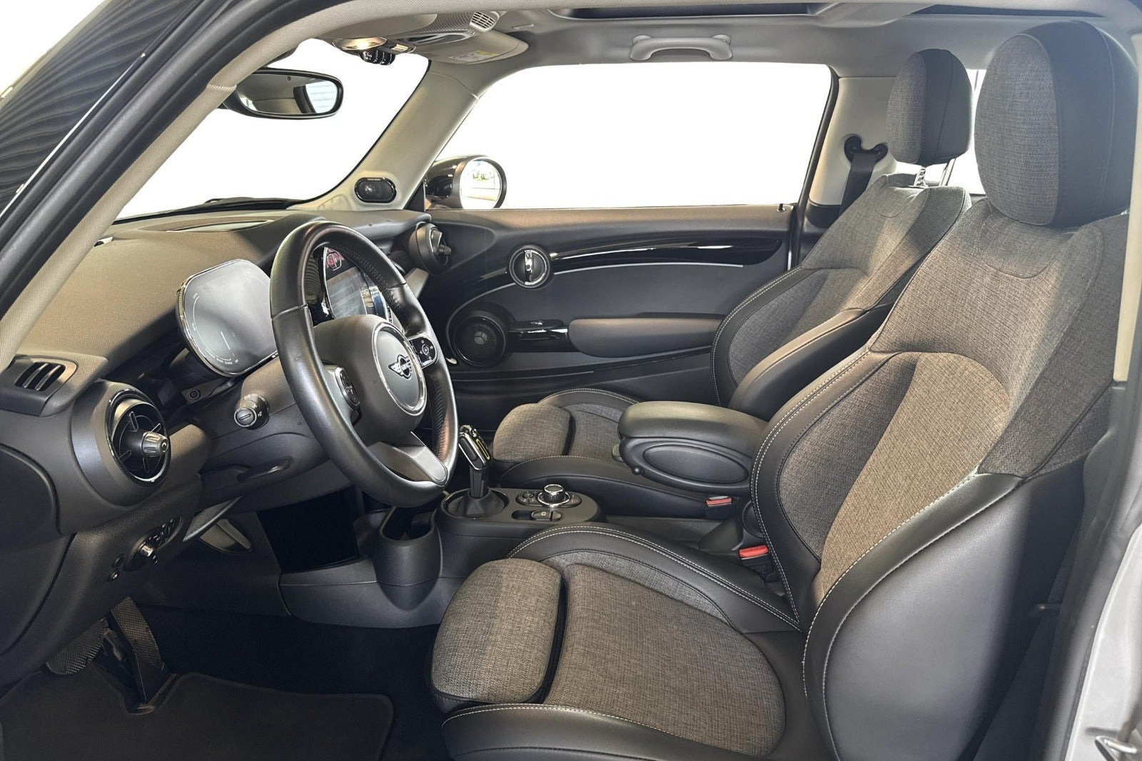 Sølv Mini Cooper SE fra 2023