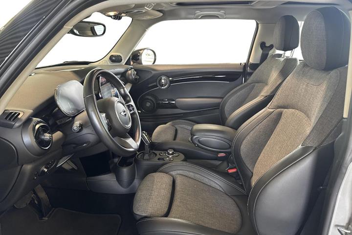 Sølv Mini Cooper SE fra 2023