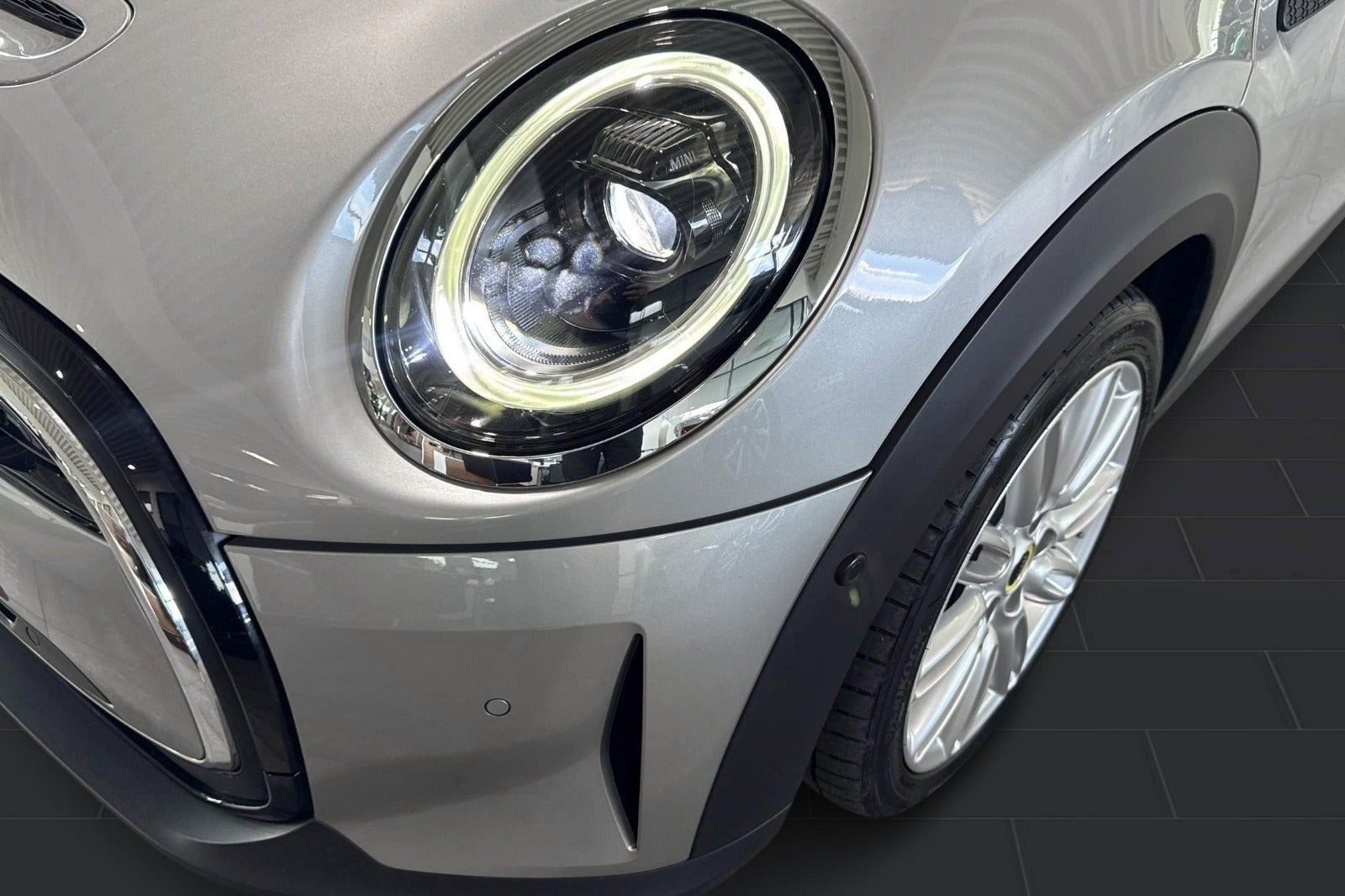 Sølv Mini Cooper SE fra 2023