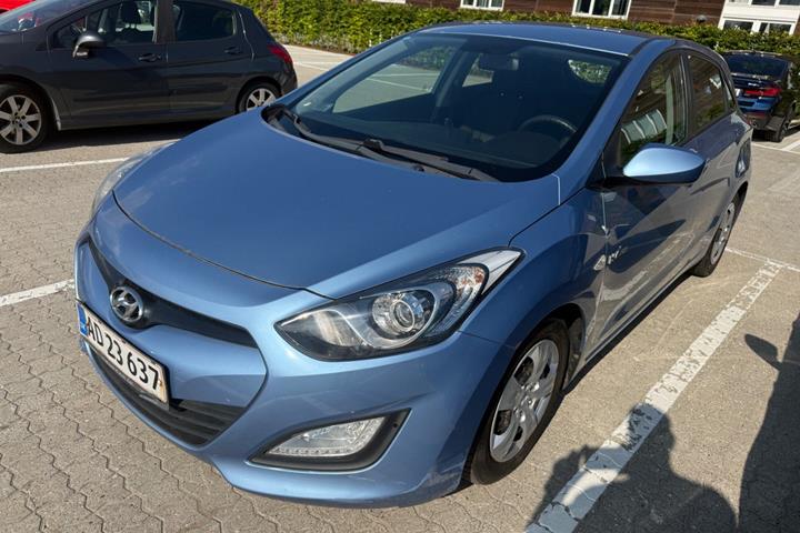 Blå Hyundai i30 fra 2013