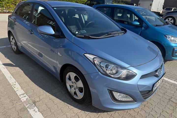Blå Hyundai i30 fra 2013