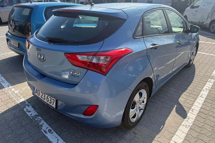 Blå Hyundai i30 fra 2013