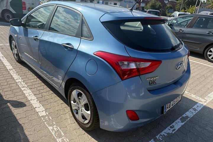 Blå Hyundai i30 fra 2013