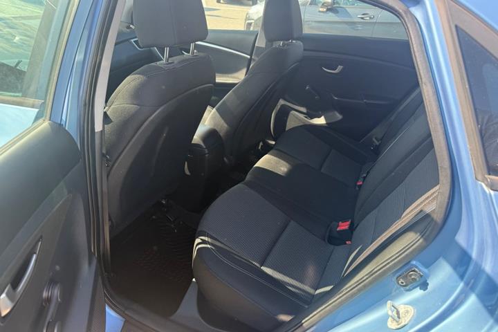 Blå Hyundai i30 fra 2013