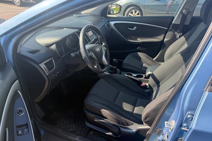 Blå Hyundai i30 fra 2013
