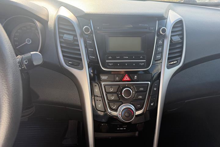 Blå Hyundai i30 fra 2013