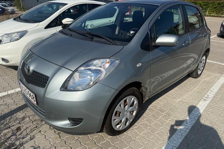 Grå Toyota Yaris fra 2006