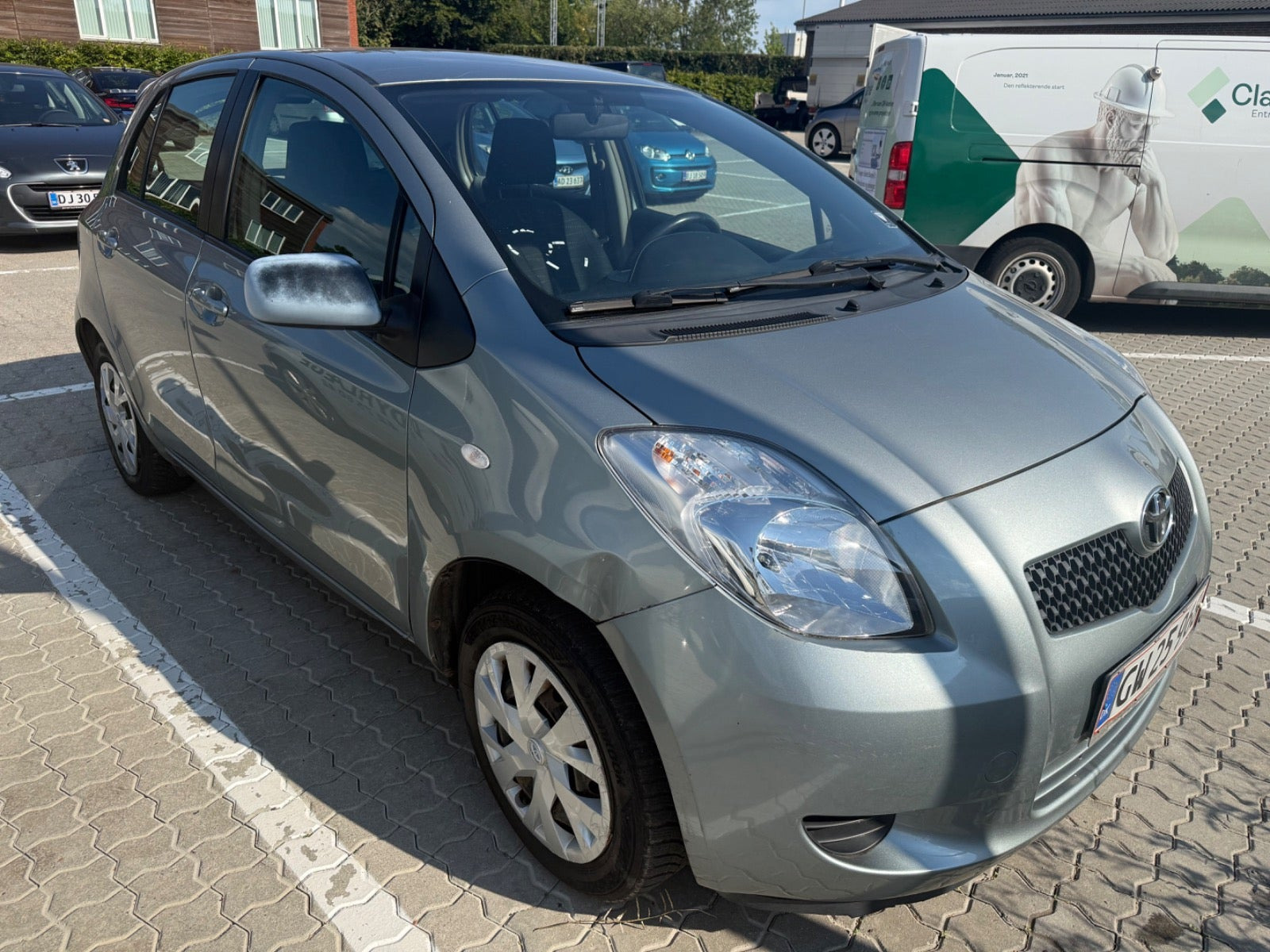 Grå Toyota Yaris fra 2006