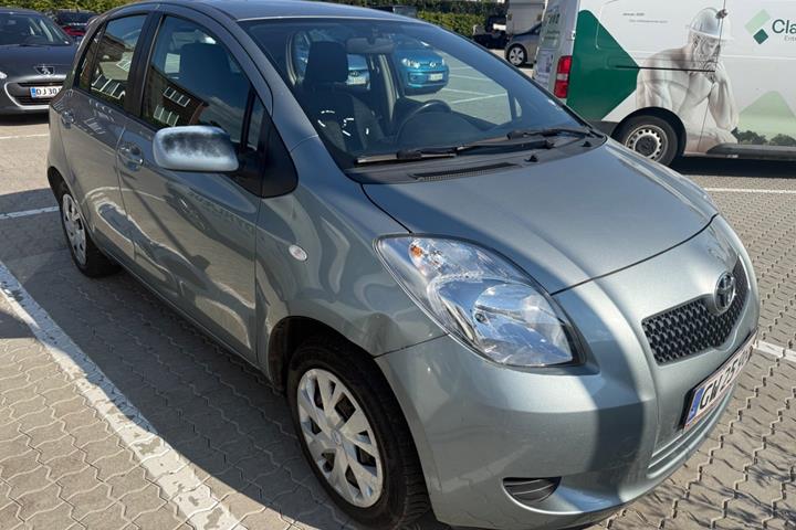 Grå Toyota Yaris fra 2006