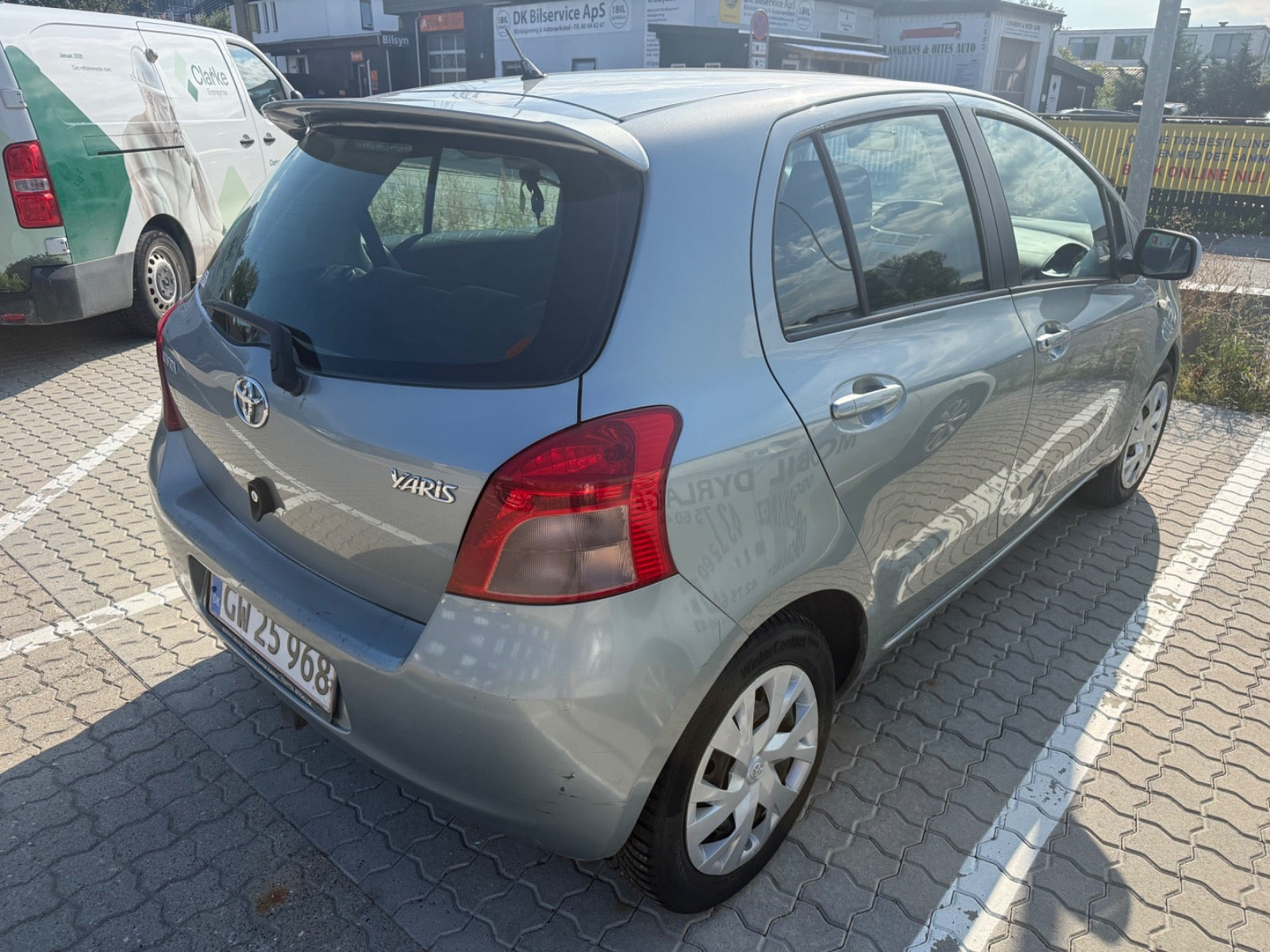 Grå Toyota Yaris fra 2006