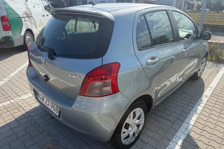 Grå Toyota Yaris fra 2006