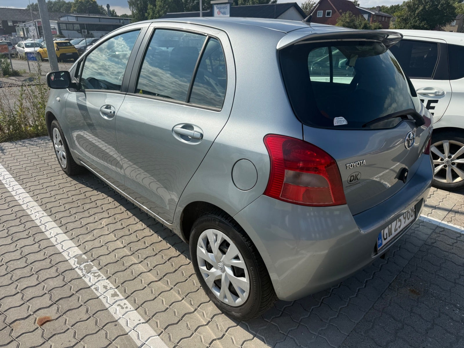 Grå Toyota Yaris fra 2006