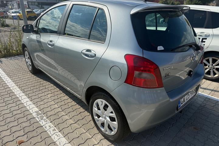 Grå Toyota Yaris fra 2006