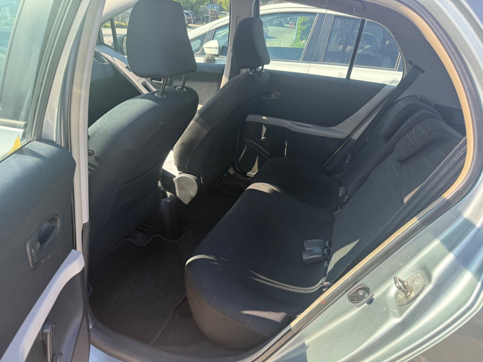 Grå Toyota Yaris fra 2006