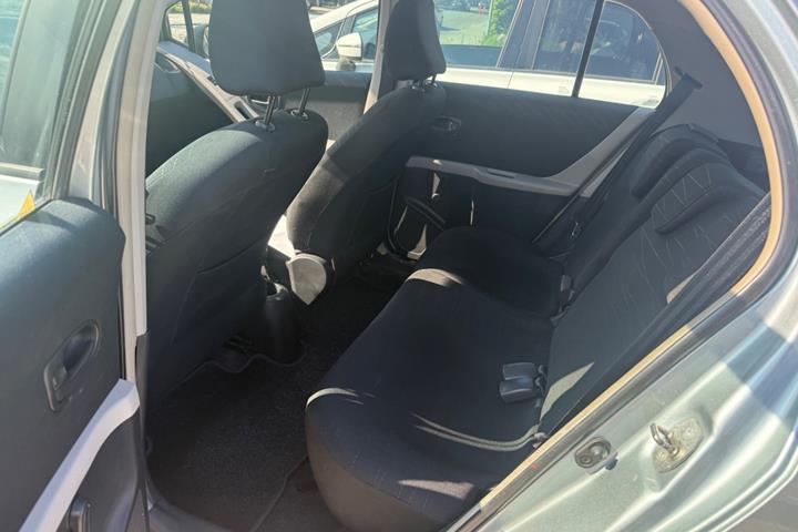 Grå Toyota Yaris fra 2006