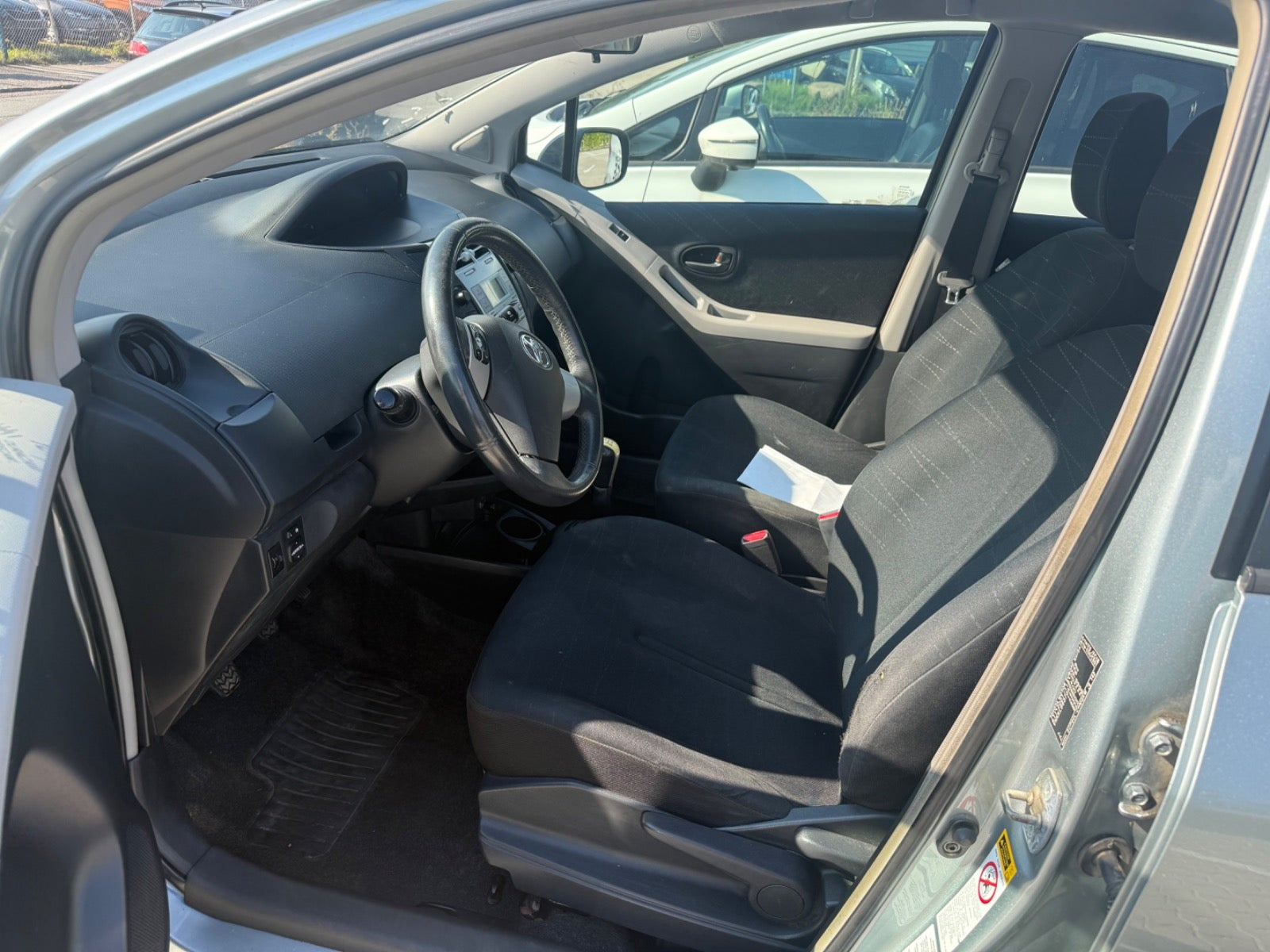 Grå Toyota Yaris fra 2006