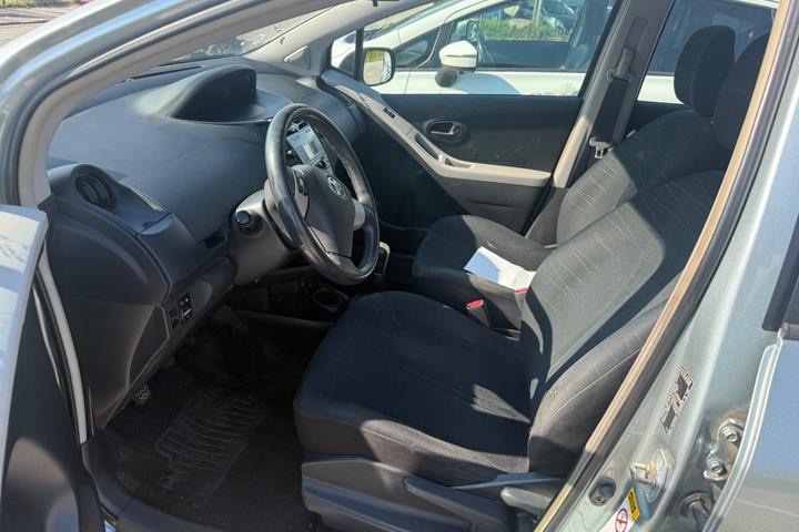 Grå Toyota Yaris fra 2006