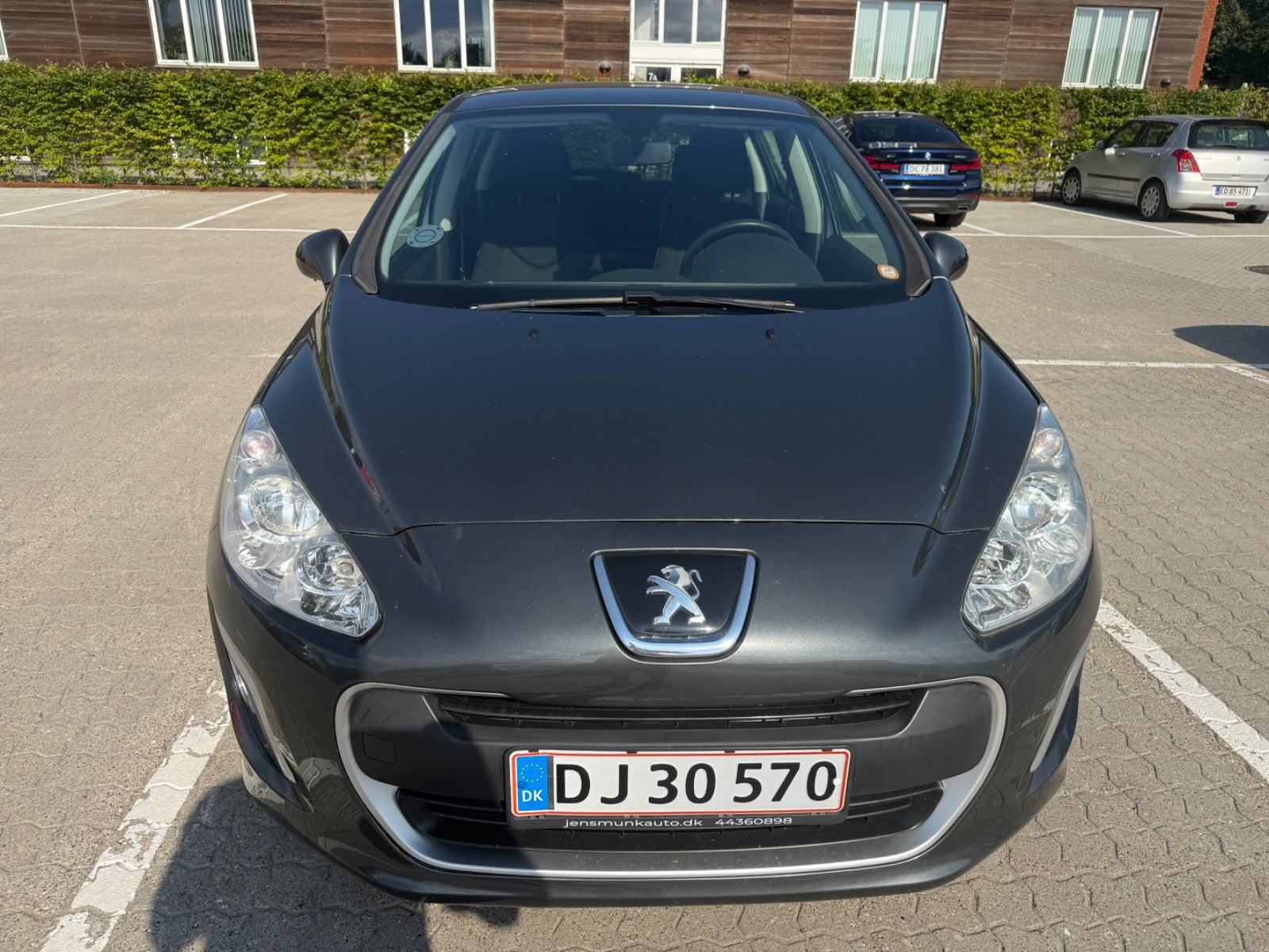 Grå Peugeot 308 fra 2010
