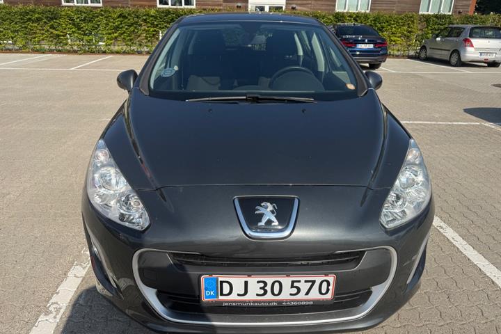 Grå Peugeot 308 fra 2010