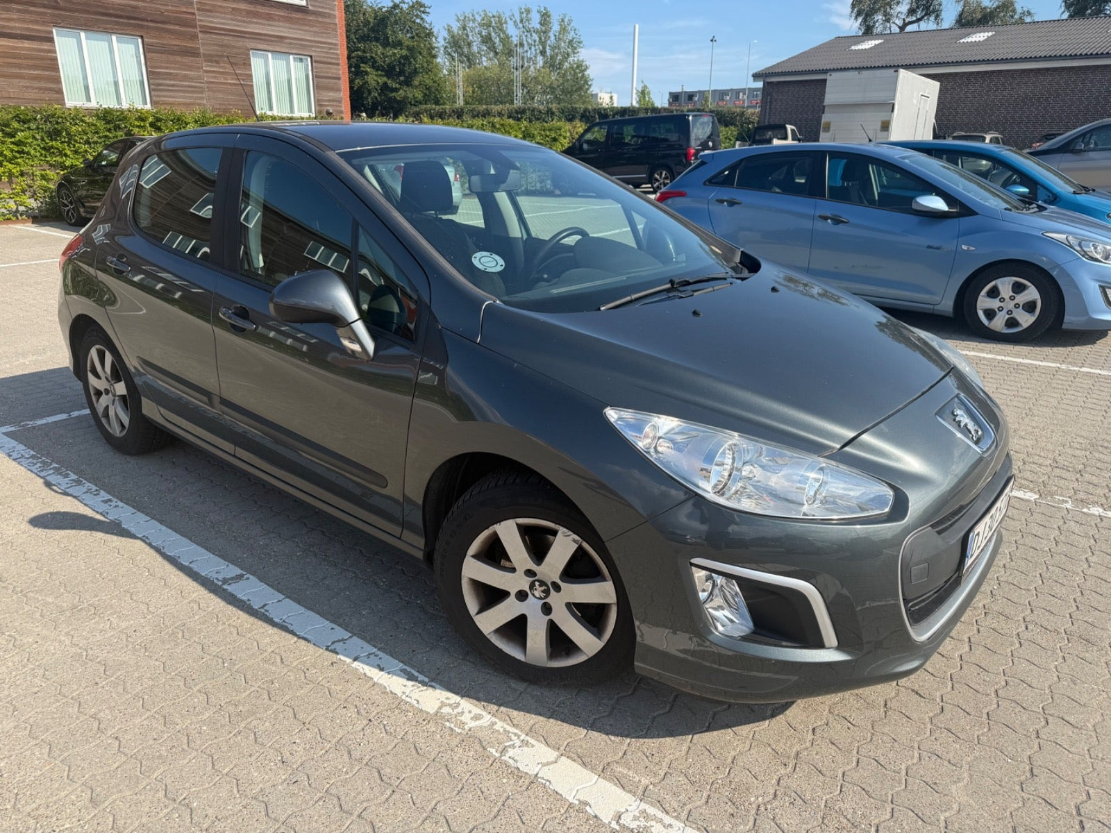 Grå Peugeot 308 fra 2010