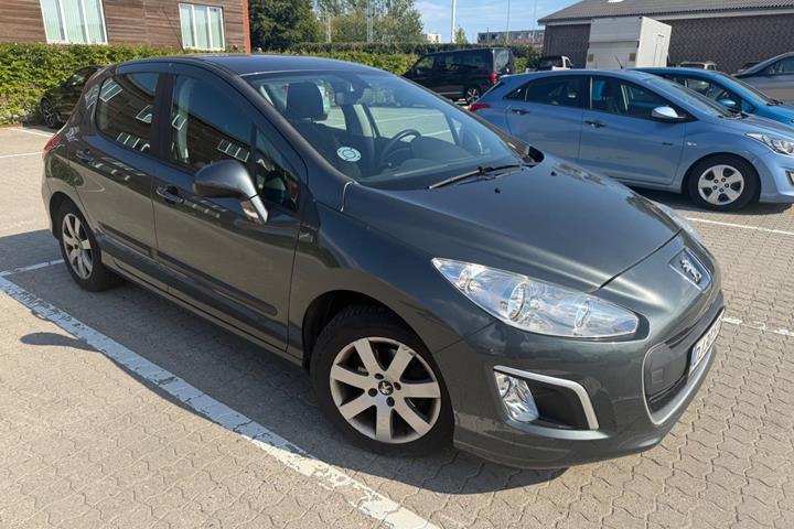 Grå Peugeot 308 fra 2010
