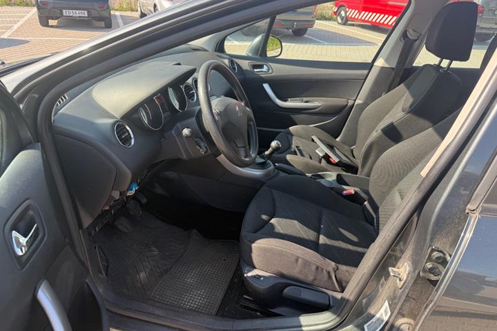 Grå Peugeot 308 fra 2010