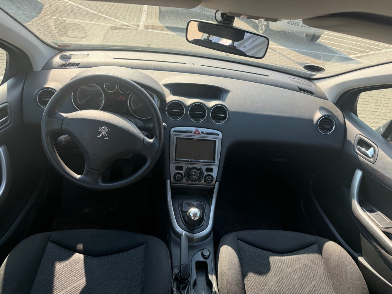 Grå Peugeot 308 fra 2010