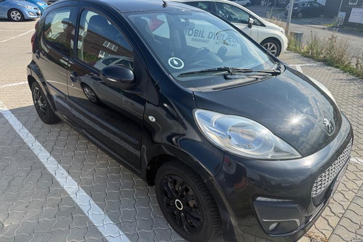 Sort Peugeot 107 fra 2012